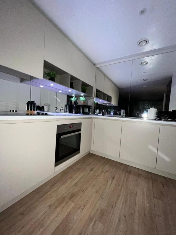 Luxurious Dlr Apartment Londres Exterior foto